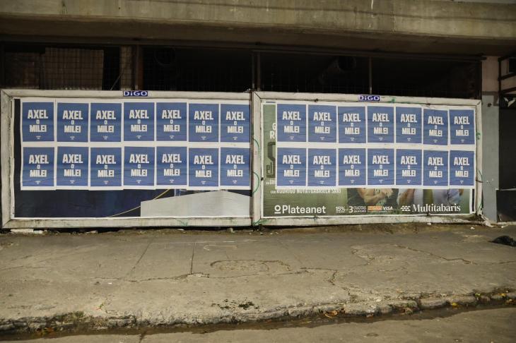 Primer plano del afiche firmado por la agrupaci&oacute;n "La Patria es el Otro", donde se visualizan los nombres de los dirigentes en tipograf&iacute;a cat&aacute;strofe.