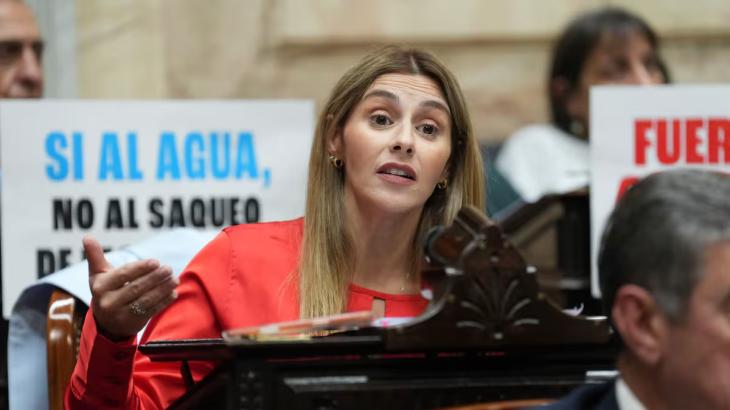 Primer plano de la diputada nacional Marcela Pagano durante una conferencia de prensa en los pasillos de la C&aacute;mara de Diputados de la Naci&oacute;n.