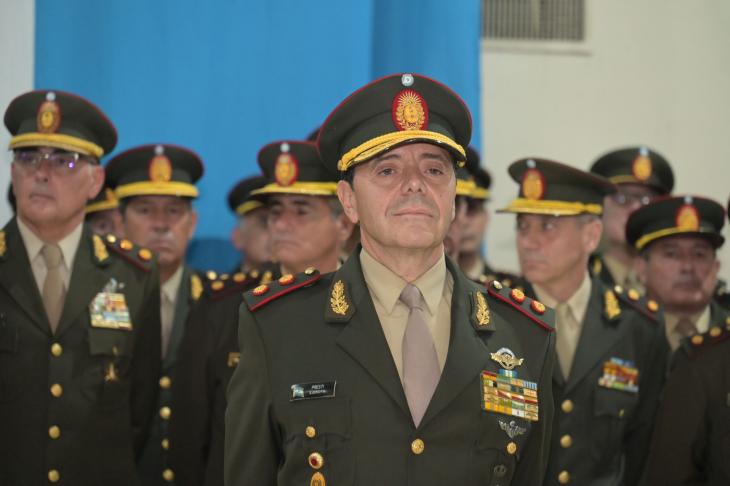 Oficiales de la plana superior militar ingresando a la sede del Ministerio de Defensa en el Edificio Libertador durante la reunión convocada por Carlos Presti.