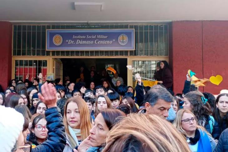 Vista del frente de la comunidad educativa del Colegio Dámaso Centeno durante una manifestación pública en reclamo de mejoras salariales en el barrio porteño de Caballito.
