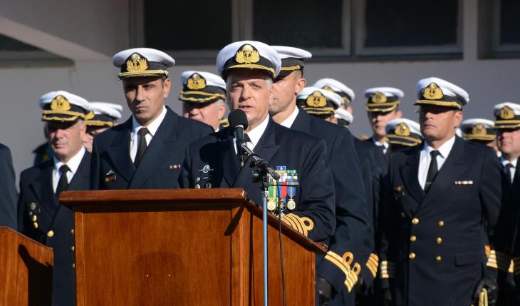 El almirante Juan Carlos Romay pronunciando su discurso frente al estrado de autoridades navales en la Base Naval Puerto Belgrano de Bahía Blanca.