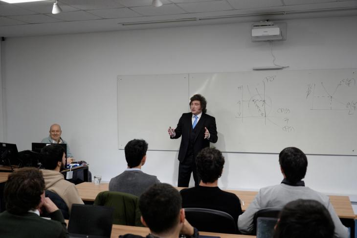 El presidente Javier Milei exponiendo ante los alumnos en el sal&oacute;n principal de la Universidad de San Andr&eacute;s, junto al rector Lucas Grosman.