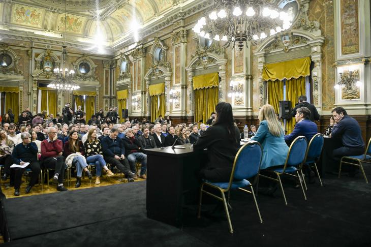 Los jefes comunales de la UCR, Miguel Lunghi y Román Bouvier, sentados en las gradas laterales del Salón Dorado conversando antes del inicio de la lectura del acta.
