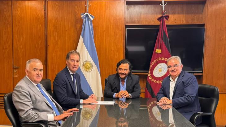 El ministro del Interior Diego Santilli repasando planillas t&eacute;cnicas de transferencias y subsidios provinciales en su despacho de la Casa Rosada.