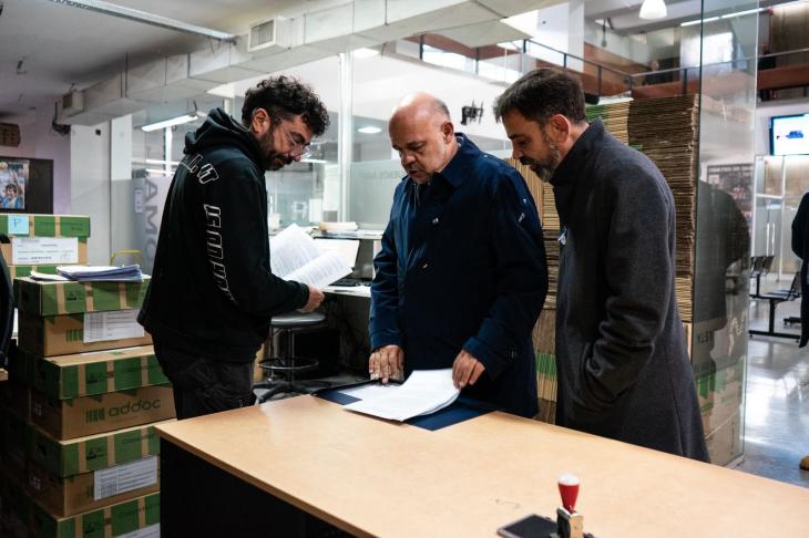 Legisladores libertarios presentan el escrito ante la mesa de entradas del IOMA.