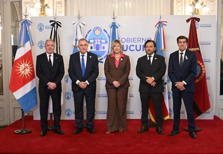 Los mandatarios provinciales junto a la ministra Monteoliva durante la sesi&oacute;n del Consejo en Tucum&aacute;n.