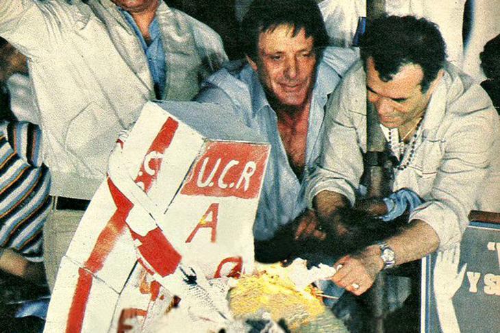 Herminio Iglesias, durante la quema del ata&uacute;d de la UCR el 28 de octubre de 1983.
