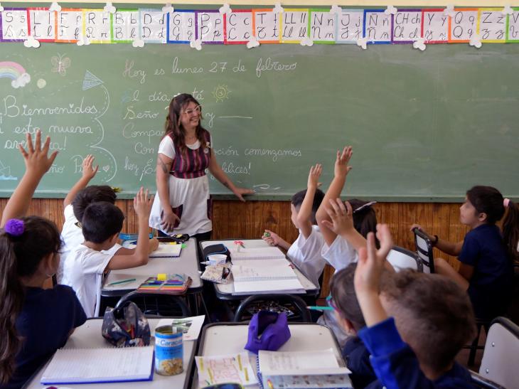 Docente dando clases en una escuela: la educaci&oacute;n, uno de los servicios establecidos como esenciales por la reforma laboral.