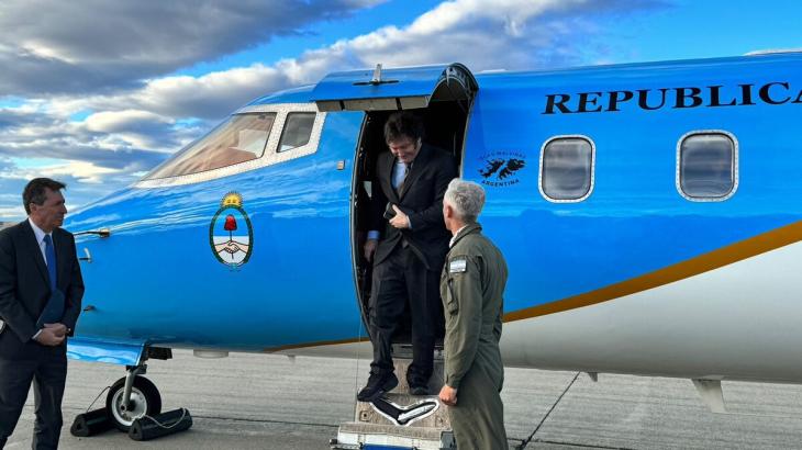 Javier Milei bajando de un avi&oacute;n, mientras el viaje a Per&uacute; desata rumores con F&aacute;tima Florez.