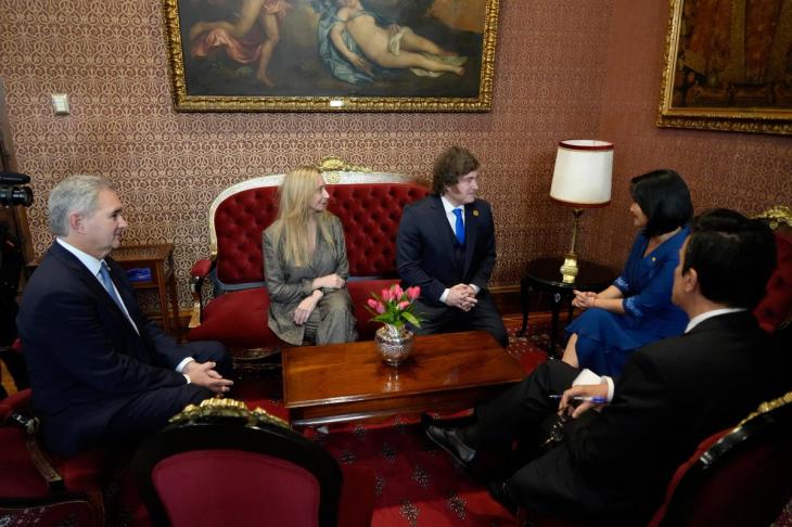 Pablo Quirno, Karina Milei y Javier Milei junto a Keiko Fujimori, reci&eacute;n asumida presidenta de Per&uacute;.