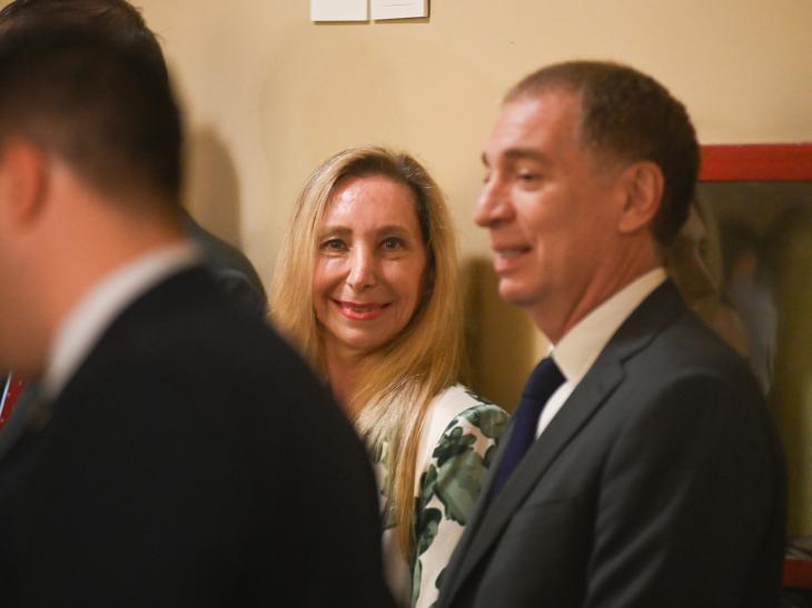 Karina Milei junto a Diego Santilli.