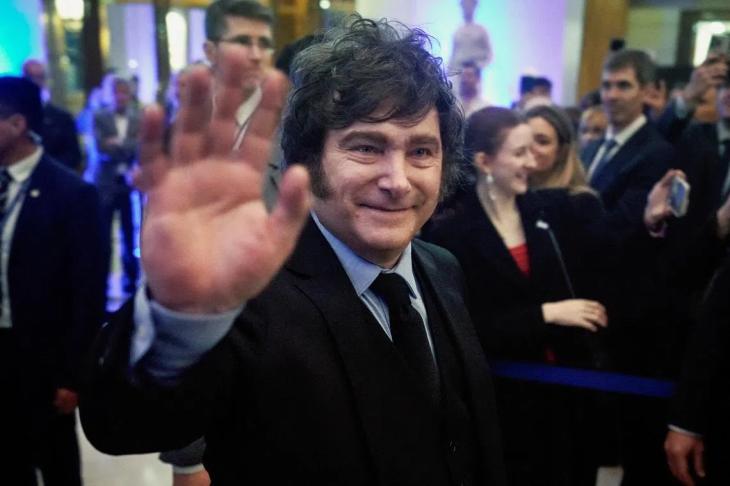 El presidente Javier Milei saluda durante una ceremonia: ya recibió 10 pedidos de juicio político.