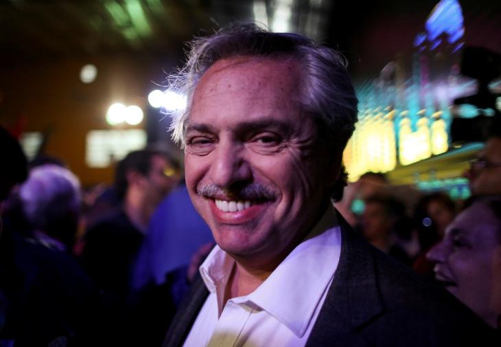 Alberto Fernández sonriendo a cámara: es el presidente que más pedidos de juicio político recibió.
