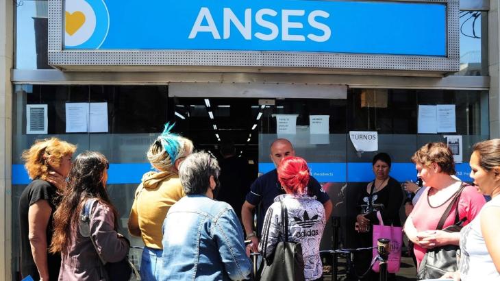 Personas en la entrada de ANSES: estarían exceptuados de un eventual shutdown, anuncio´Milei.