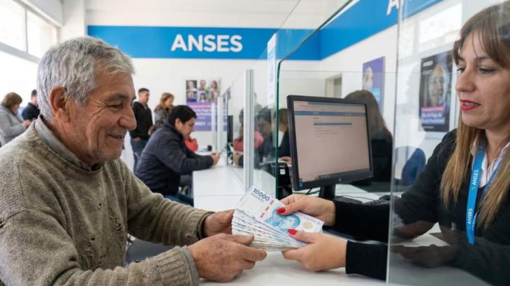 Jubilado cobrando sus haberes en agosto 2026: estarían exceptuados de un eventual shutdown, anuncio´Milei.