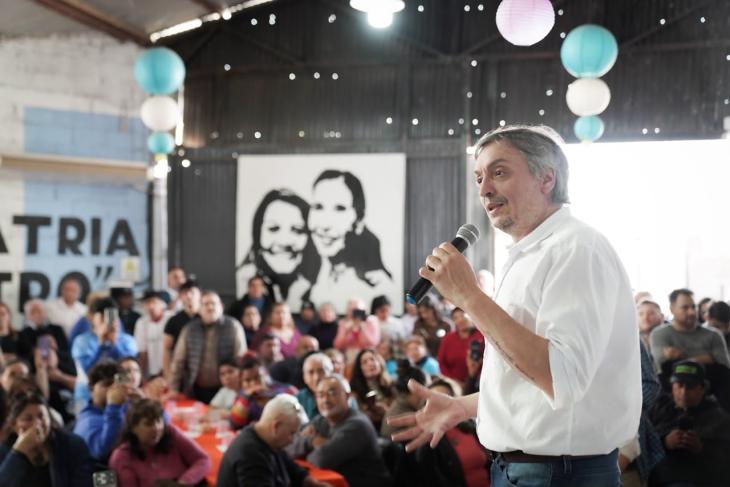M&aacute;ximo Kirchner dando un discurso en un espacio pol&iacute;tico en La Rioja.