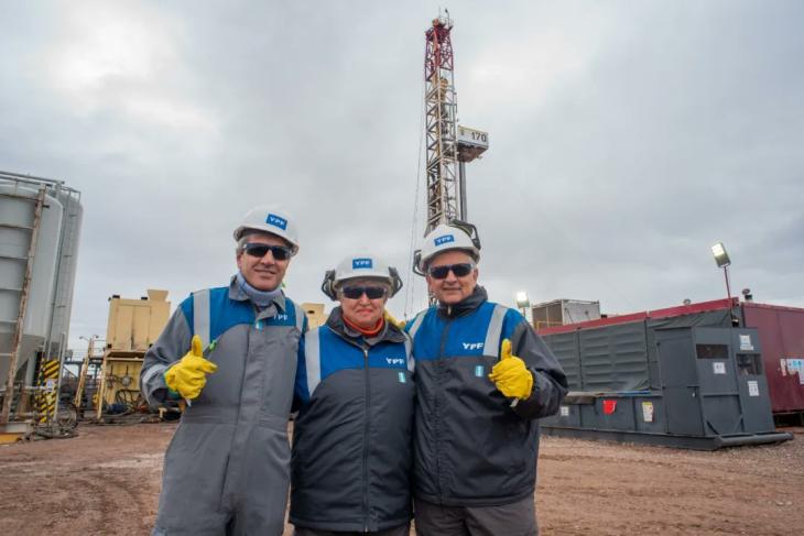 Luis Caputo, Kristalina Georgieva y Horacio Mar&iacute;n posando con mameluco de YPF en Vaca Muerta.
