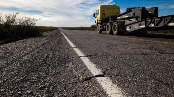 Cami&oacute;n en la deteriorada Ruta Nacional 151, en R&iacute;o Negro.