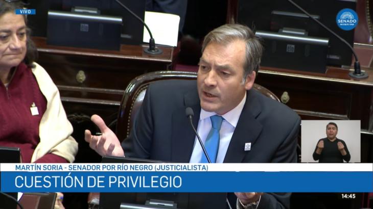 Mart&iacute;n Soria hablando contra Joaqu&iacute;n Benegas Lynch en el debate de la Ley de Inviolabilidad de la Propiedad Privada en el Senado de la Naci&oacute;n.
