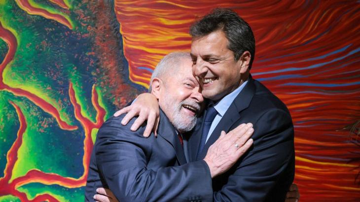 Lula da Silva abrazando a Sergio Massa en 2023.