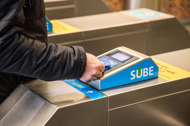 Una persona pagando con Red SUBE en el molinete del subte: lo que nadie cuenta del cambio.