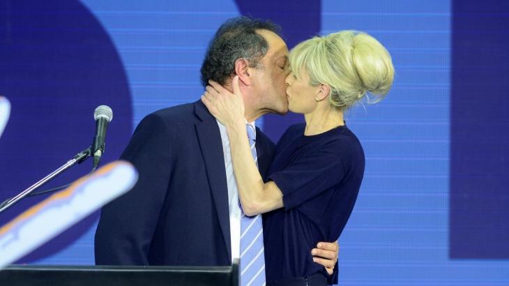 Beso de Daniel Scioli y Karina Rabolini en las PASO 2015.
