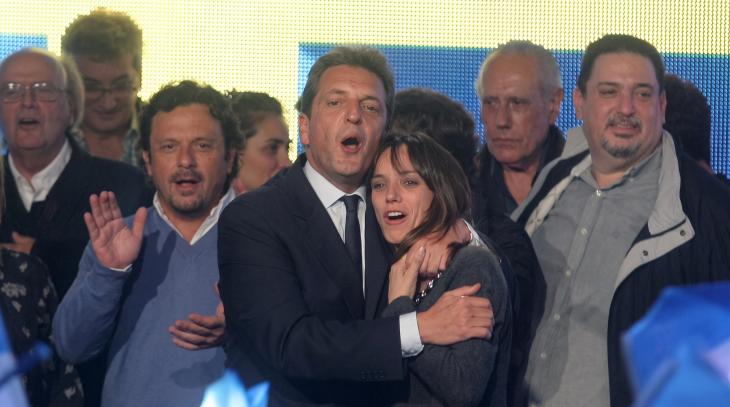 Abrazo de Massa y Malena Galmarini en las PASO 2015.