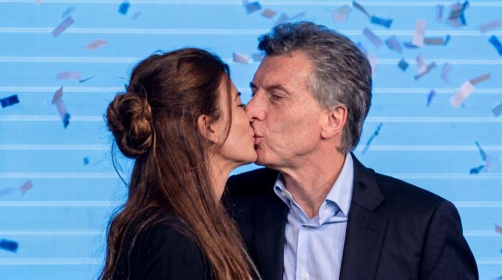 Beso de Mauricio Macri y Juliana Awada en las PASO 2015.