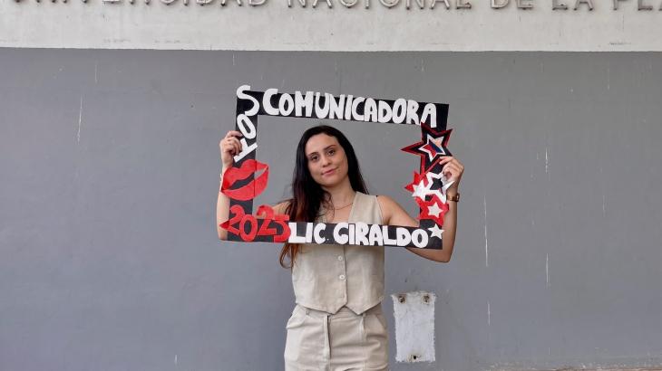 Giraldo Lara en La Plata, el día de su graduación. Desde Bogotá contó cómo fue el sismo de 7,4 sin poder salir de la clínica.