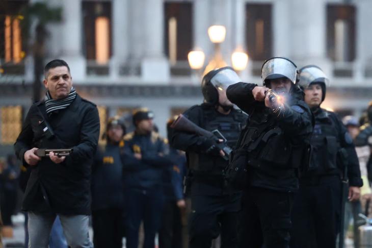 Otro registro del mismo operativo frente al Congreso, durante el debate del proyecto de Inviolabilidad de la Propiedad Privada en el Senado. Foto: Juan Ignacio Roncoroni / EFE.