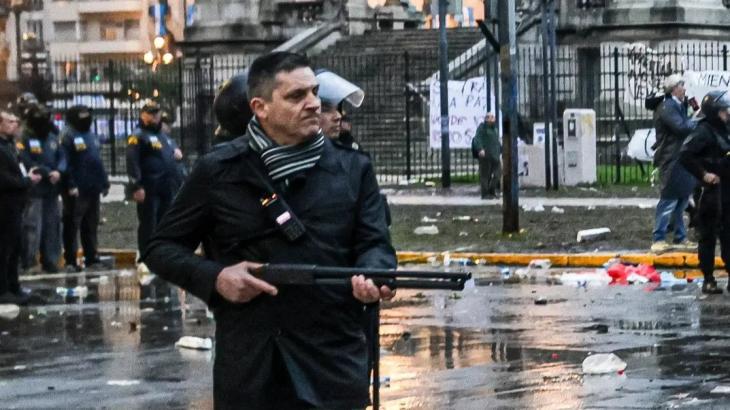 La secuencia registrada por la fotógrafa Susi Maresca en Plaza Congreso. Gregorio Dalbón sostuvo que en una de las tomas se ve una recarga del arma. Foto: Susi Maresca.