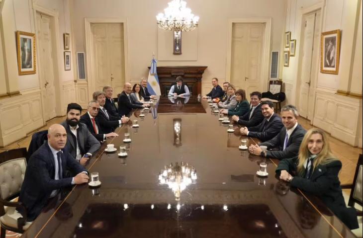 Javier Milei sentado en torno a una gran mesa durante una reunión de Gabinete en la Sala Eva Perón de la Casa Rosada.