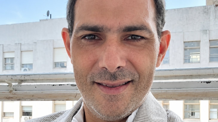 Selfie del abogado Juan Martín Fazio, con un saco a rayas, delante de una ventana.