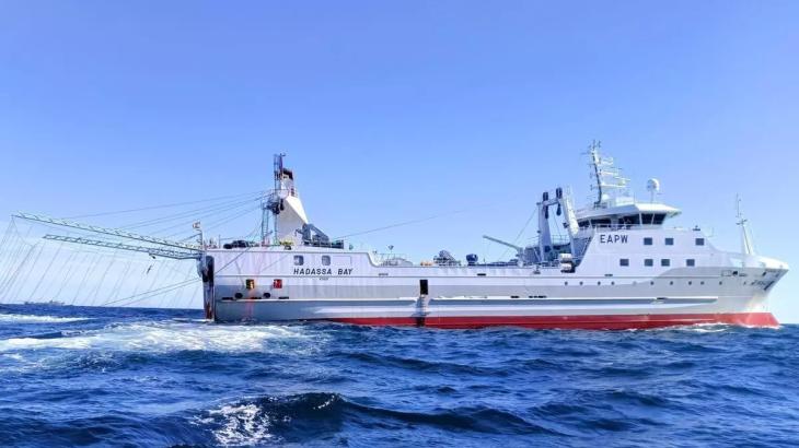 Barco pesquero navegando en el Mar Argentino.