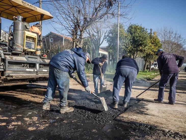 Personas trabajando sobre una calle en la Ciudad Autónoma de Buenos Aires (CABA).