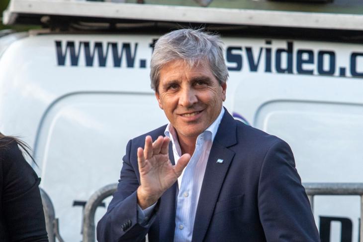 Luis Caputo saludando.