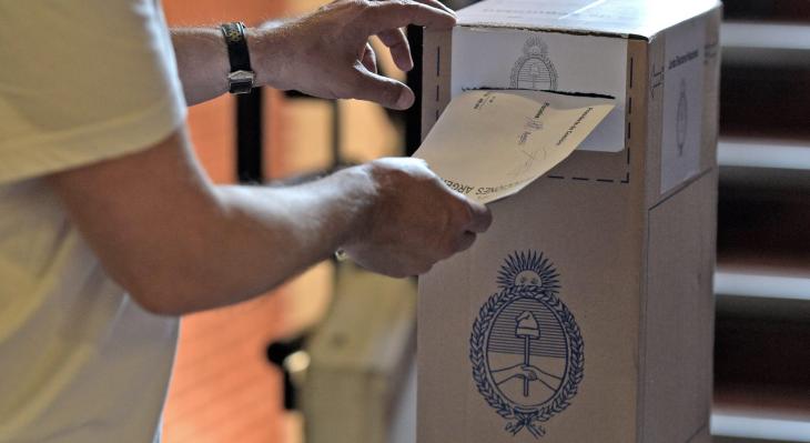 Persona votando en Argentina.
