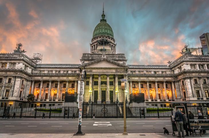 Congreso de la Nación Argentina de frente, durante el atardecer.