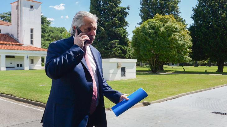 Alberto Fernández hablando por teléfono en los jardines de la Quinta de Olivos en 2020.