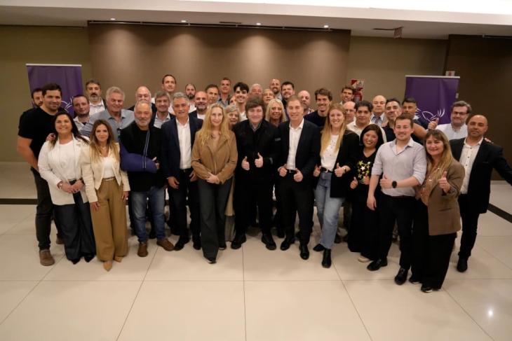 Foto de Karina Milei, Javier Milei y Diego Santilli junto a referentes libertarios.