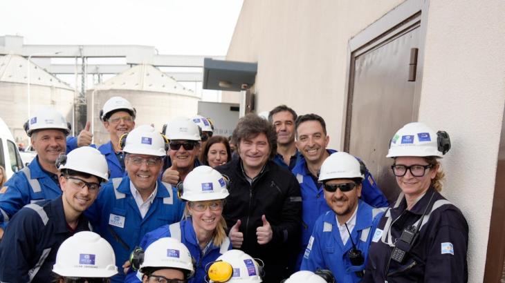 Javier Milei junto a operarios de la empresa Mega, en Bahía Blanca.