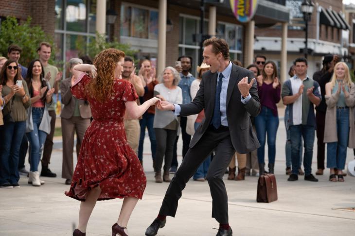 Tom Hiddleston en La vida de Chuck, bailando.
