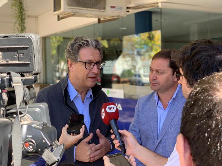 Di Liscia junto a periodistas.