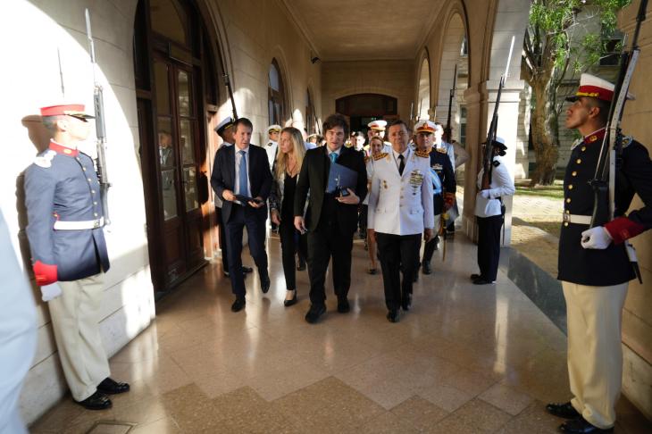Javier y Karina Milei rodeados por custodios de la Casa Militar