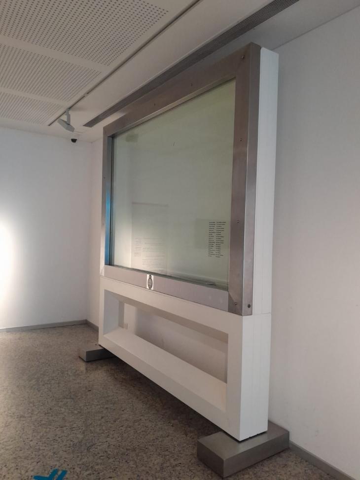 Vitrina vac&iacute;a del Museo Malvinas donde estaba la bandera del Operativo C&oacute;ndor