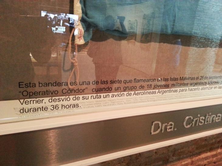 Bandera del Operativo C&oacute;ndor exhibida en el Congreso.