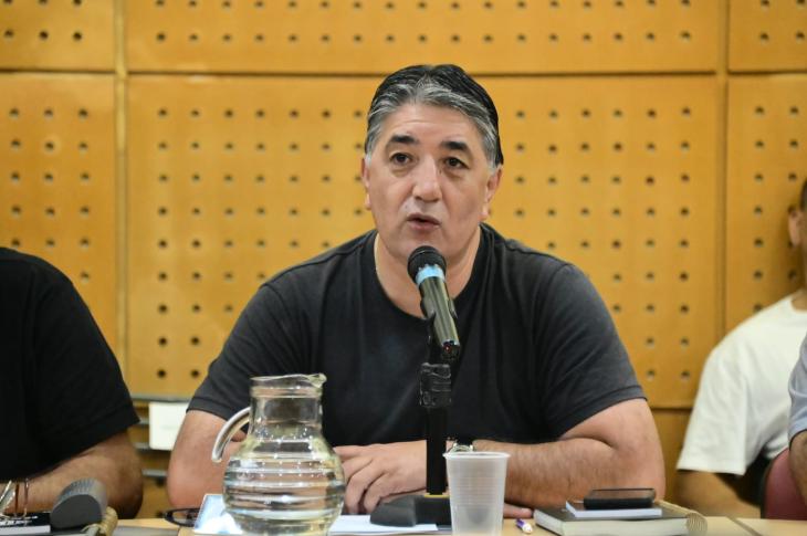 Claudio Arévalo, secretario general de ATE bonaerense, hablando ante un micrófono.