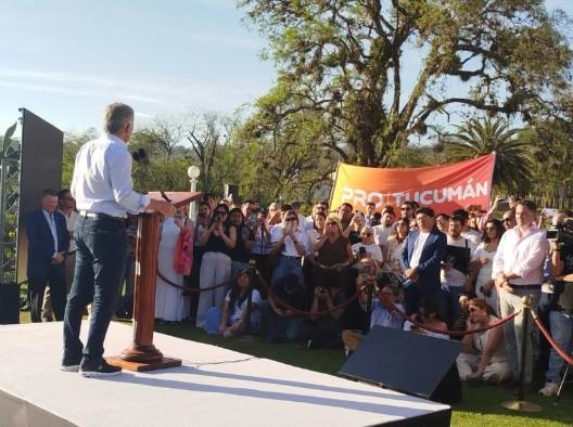 Dirigentes del PRO aplauden en el encuentro Pr&oacute;ximo Paso NOA.