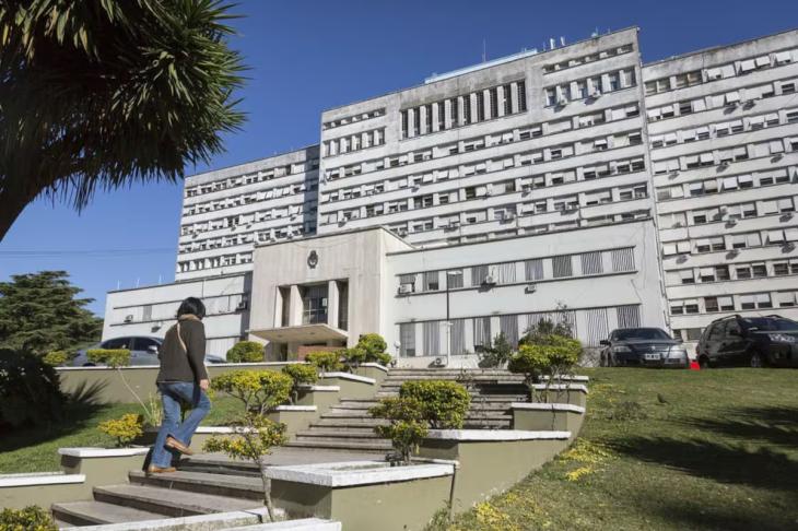Persona ingresando al Hospital Militar Central.