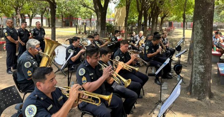 Músicos uniformados de la Policía Federal Argentina tocando instrumentos